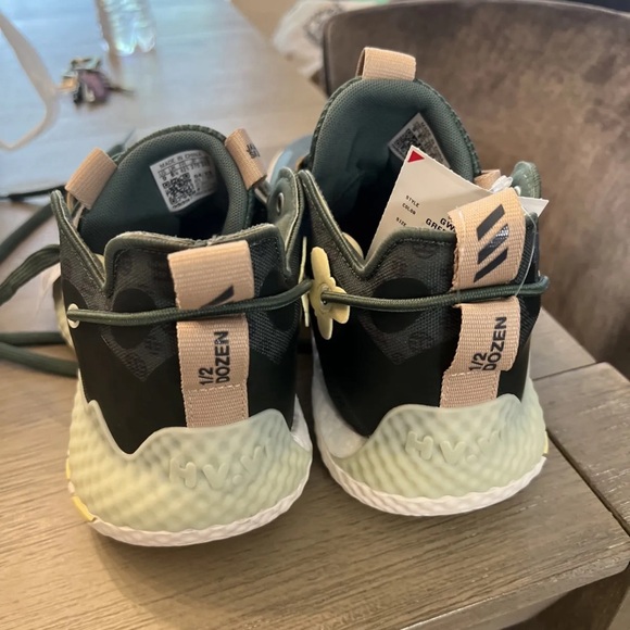 Adidas Men's 9/Women's 10 Harden Vol. 6 Sneakers Green Oxide/Yellow/Linen GW9032 - Picture 2 of 2